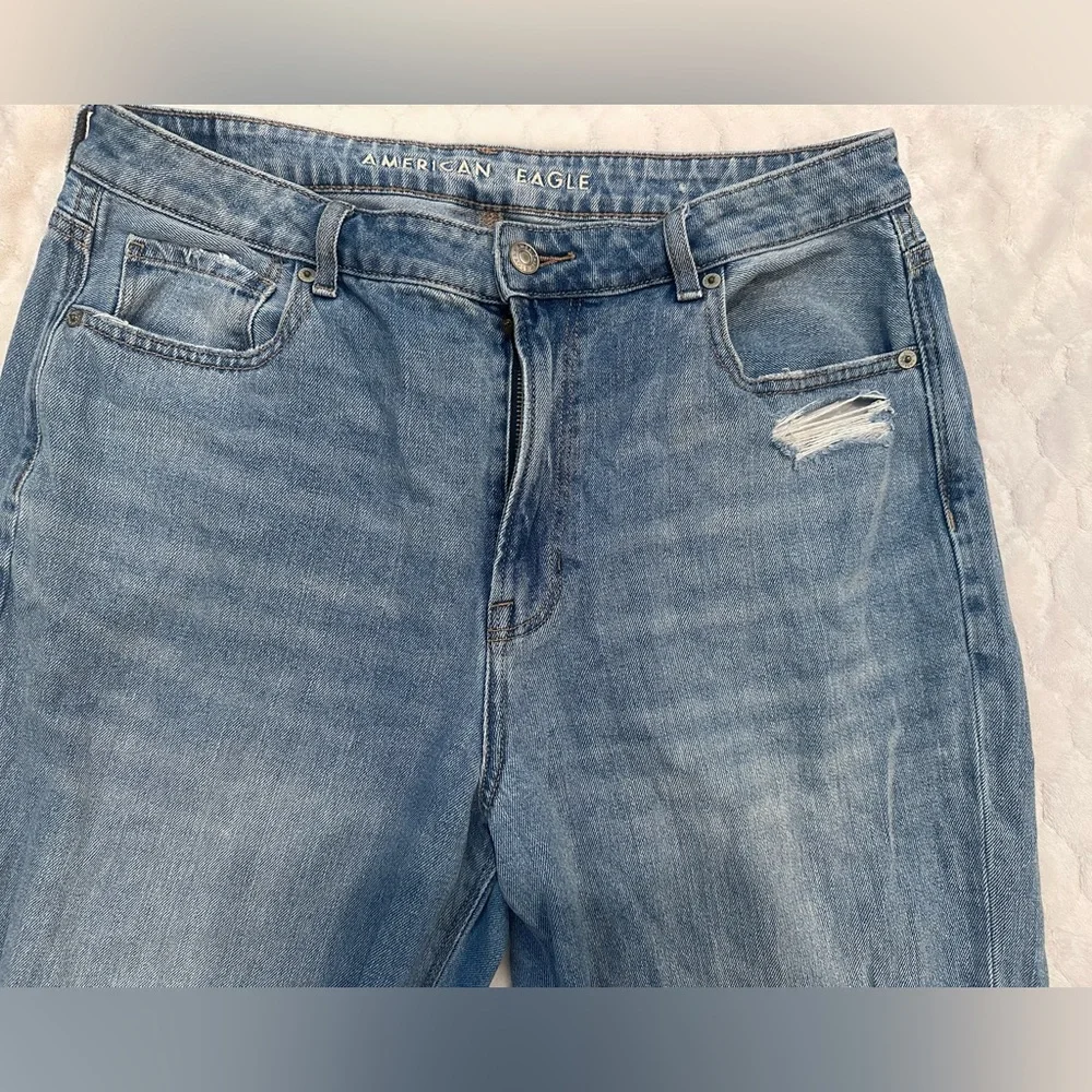 American Eagle Light Blue Wash Distressed Ripped Mom Jeans Sz 14 - Picture 5 of 9